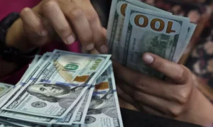 Leia mais sobre o artigo Dólar fecha abaixo de R$ 5 pela primeira vez desde maio