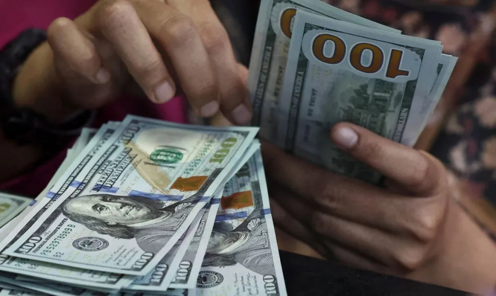 Leia mais sobre o artigo Dólar fecha abaixo de R$ 5 pela primeira vez desde maio