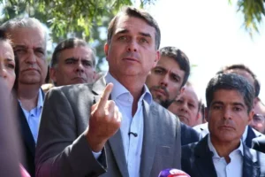 Leia mais sobre o artigo Flávio recua de fala sobre mudar Constituição após repercussão