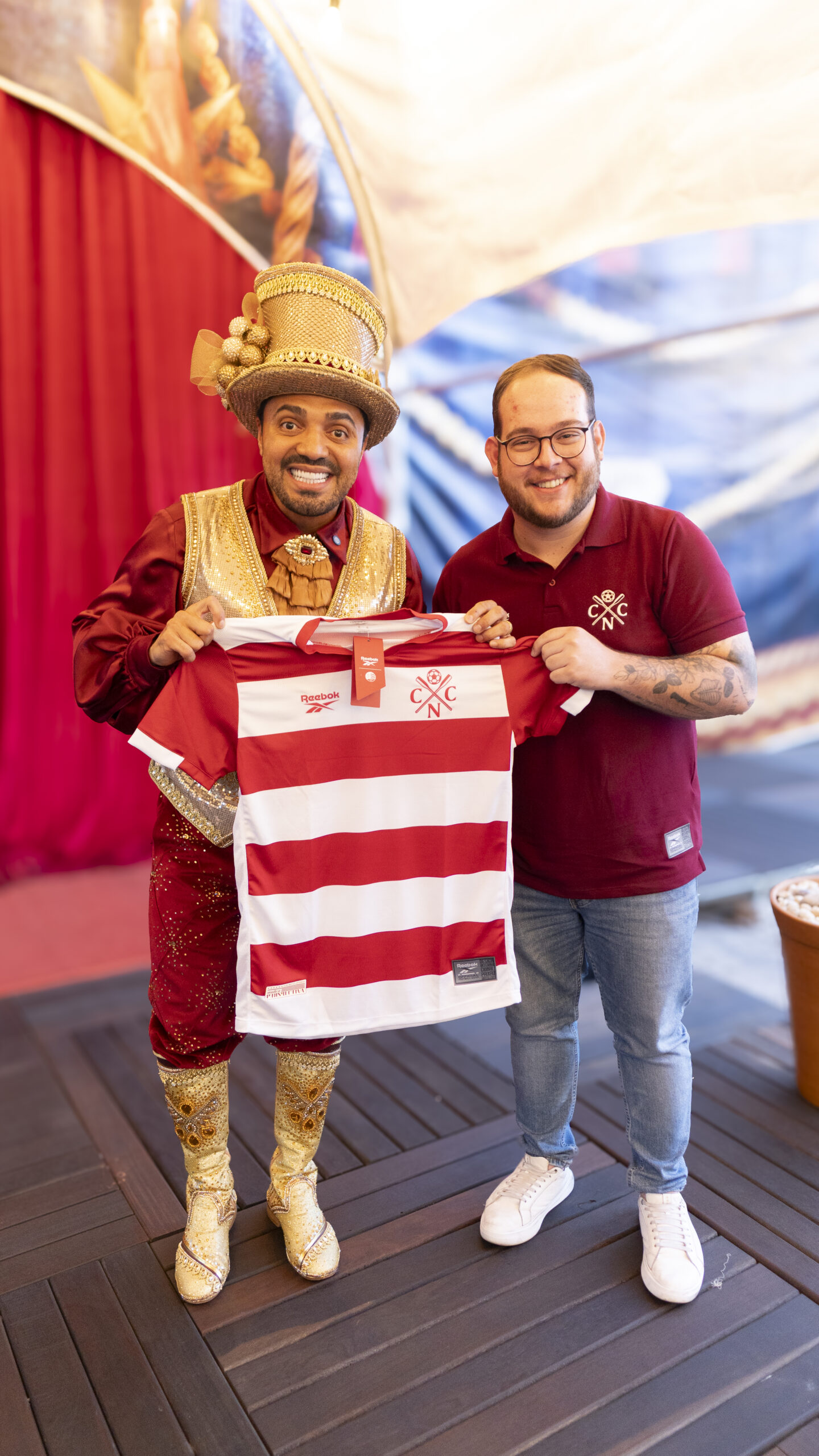 Leia mais sobre o artigo Náutico presenteia Tirulipa com novo terceiro uniforme do clube no Circo do Tiru