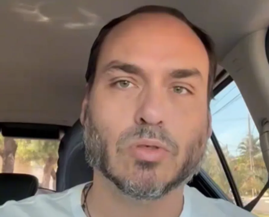 Leia mais sobre o artigo Carlos Bolsonaro rebate críticas após vitória em Santa Catarina