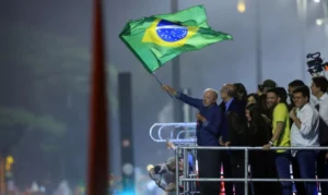 Leia mais sobre o artigo Em festa da vitória, Lula pede que público cante Hino da Independência